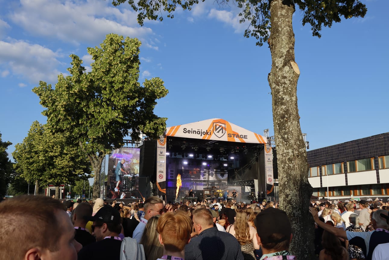 Elastinen esiintymässä Vauhtiajoilla kesällä 2025.