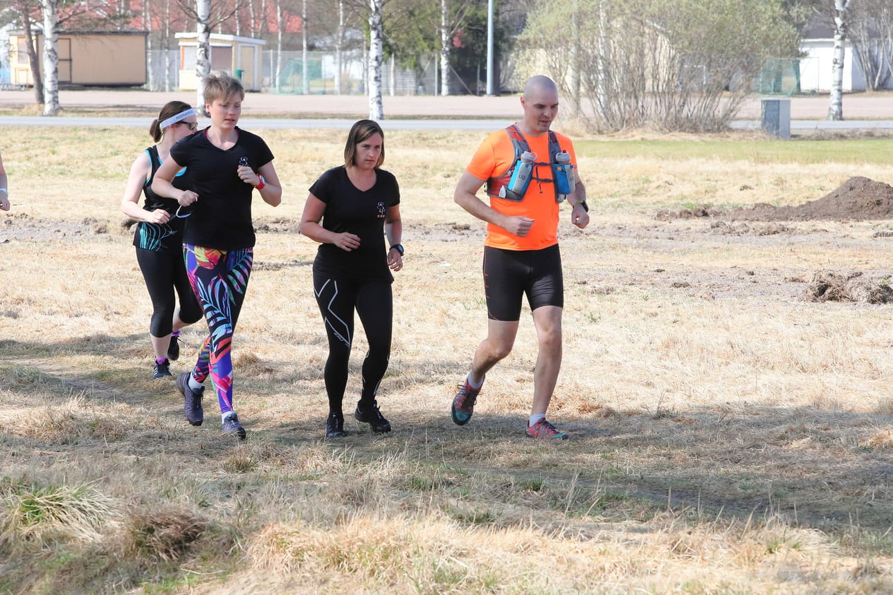 Salla-Mari Meriläinen, Mari Muikkula ja Jukka Ala-Mattila lähtivät johdattamaan yhteislenkkiläisiä Hummastivaanran maastoon.