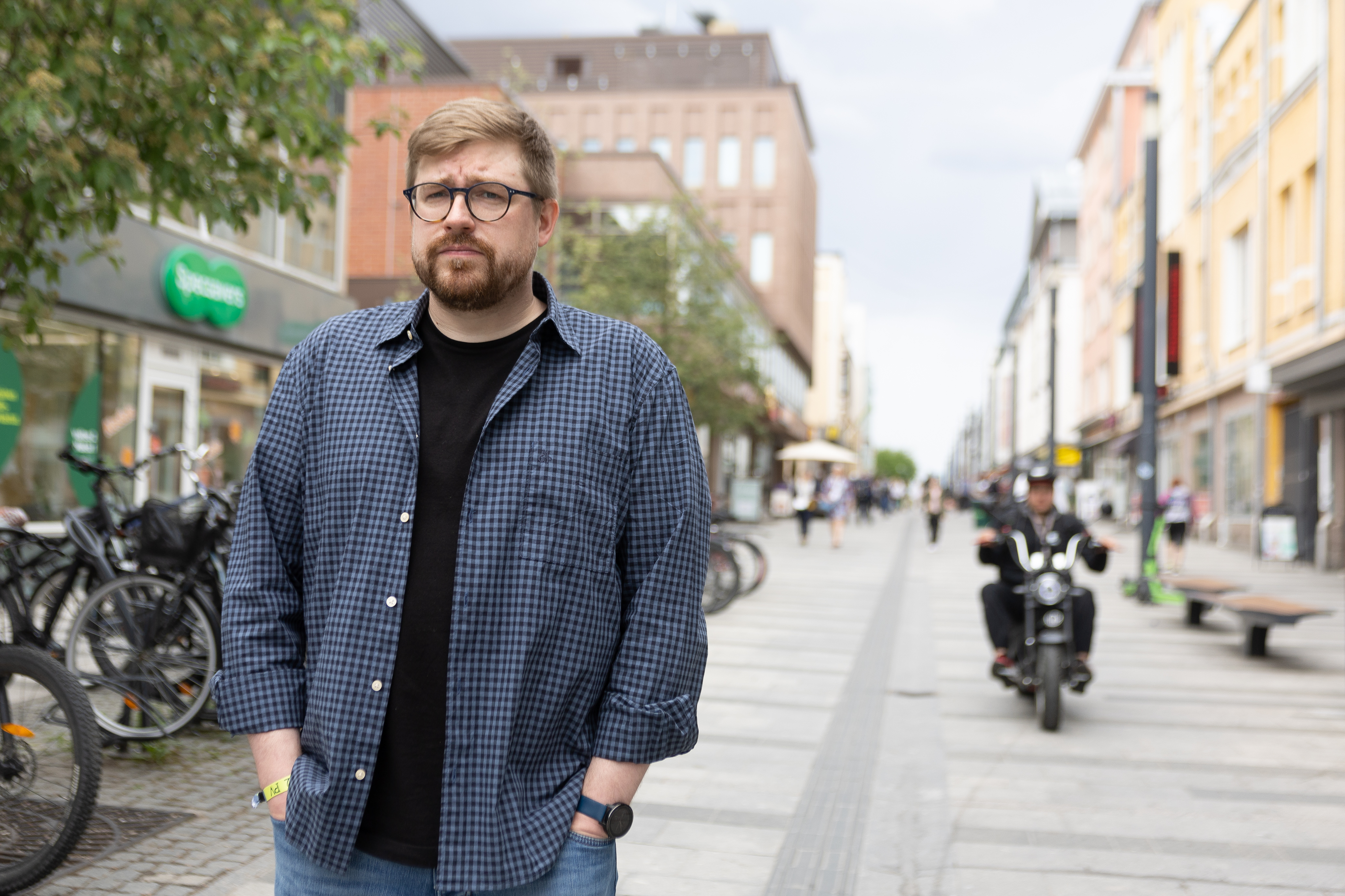 Vuolle Setlementin väkivaltatyön päällikkö Jarkko-Pekka Kärkkäinen työskentelee päivittäin väkivaltarikoksiin syyllistyneiden kanssa. Työllä ehkäistään väkivaltaa Oulun kaduilla.