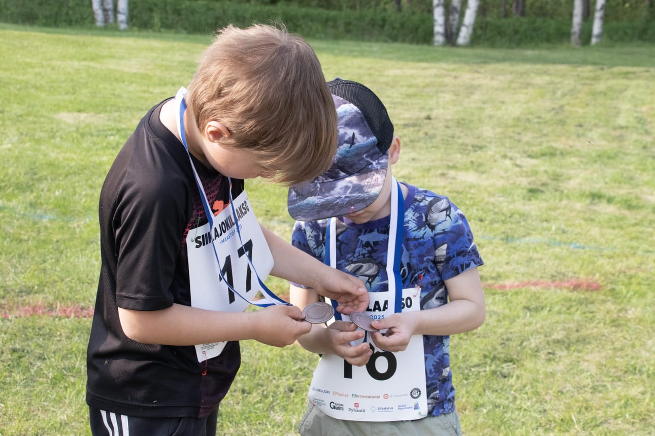 Maastojuoksuissa palkitaan kaikki nappulasarjoissa juoksevat mitalein. Muissa sarjoissa kolme parasta. Cup-pokaaleja pääsevät tavoittelemaan vähintään kolmeen kisaan osallistuvat.