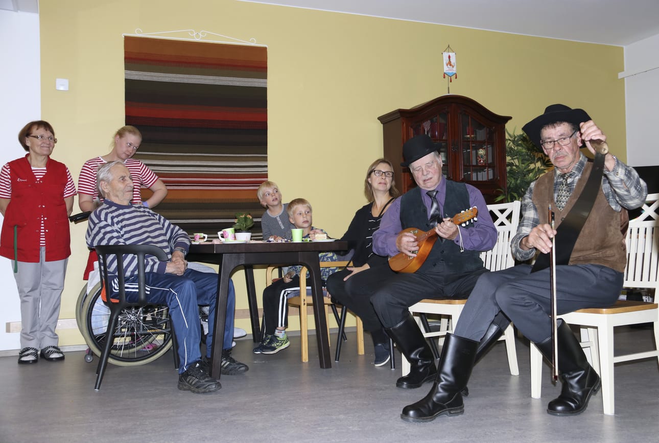 Sulo Räihän saha soi komeasti yhteen Kauko Korkalan mandoliinin kanssa. Martta ja Taisto Tuomikosken luo vierailulle saapuneet Daniel ja Julius sekä heidän äitinsä Kati Mikkonen kuuntelivat musisointia kiinnostuneinta.