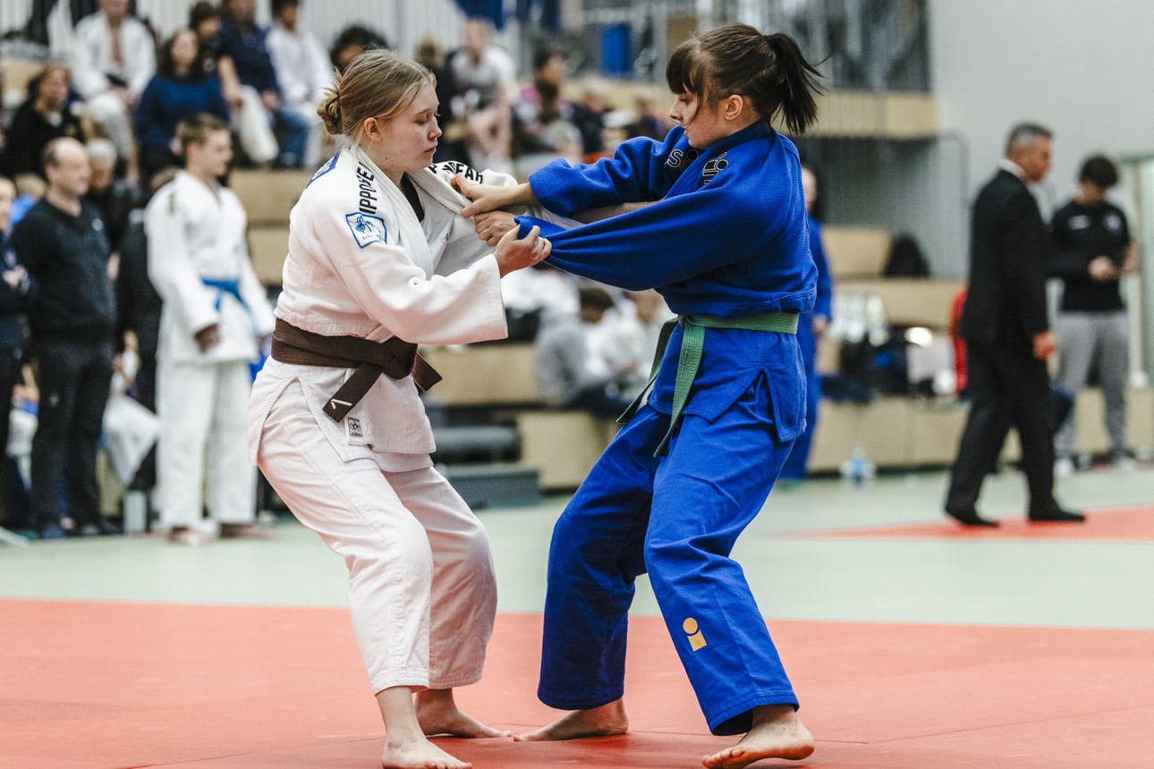 Ronja Pirttikangas (valkoinen puku) voitti Oulun Judokerhon Pilvi Pesiön ipponilla 20 sekunnissa.