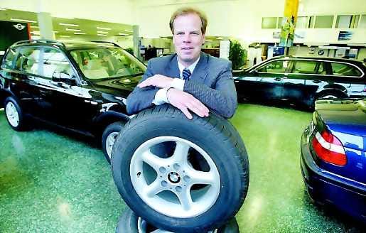 Isompiin ympyröihin. Autotalo Jurvakaisen nykyisen toimitusjohtajan Juha Jurvakaisen mukaan perheyrityksen myyntipäätös Stockmannille ei ollut helppo. Kahden perinteisen autoalan toimijan yhdistymisestä syntyvät synergiaedut kallistivat vaa´an myynnin puolelle.