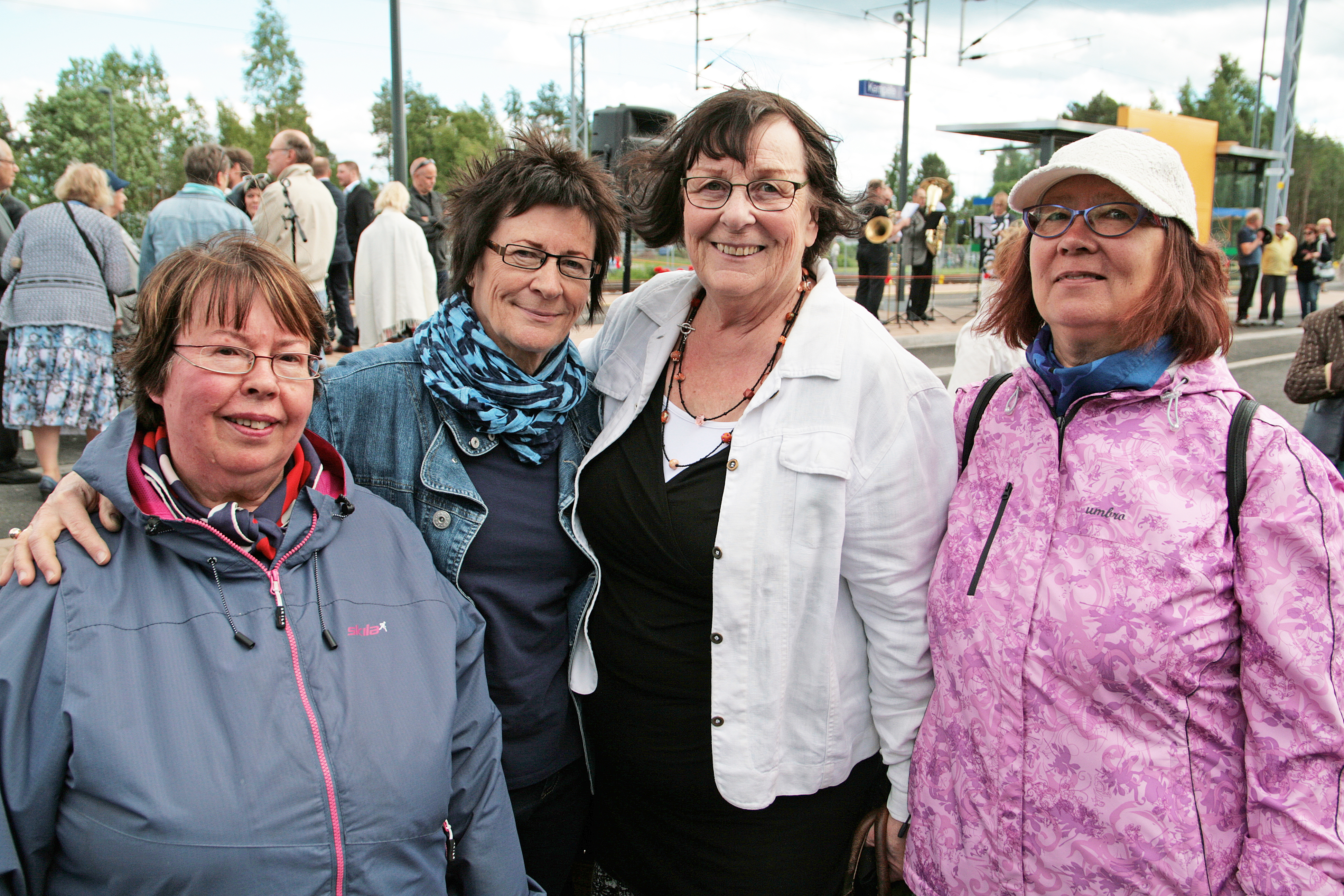 Kempeleläinen Tuula Häkkilä ja oululaiset Mervi Heikkilä, Marja Sivonen ja Maire Järvelin tutustuivat jo lapsuusvuosina toisiinsa. He kaikki ovat entisen Kempeleen juna-aseman työntekijöiden lapsia, joille asemanseutu oli koti.
