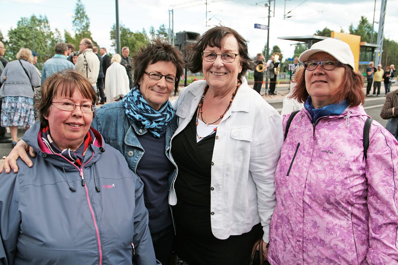Kempeleläinen Tuula Häkkilä ja oululaiset Mervi Heikkilä, Marja Sivonen ja Maire Järvelin tutustuivat jo lapsuusvuosina toisiinsa. He kaikki ovat entisen Kempeleen juna-aseman työntekijöiden lapsia, joille asemanseutu oli koti.