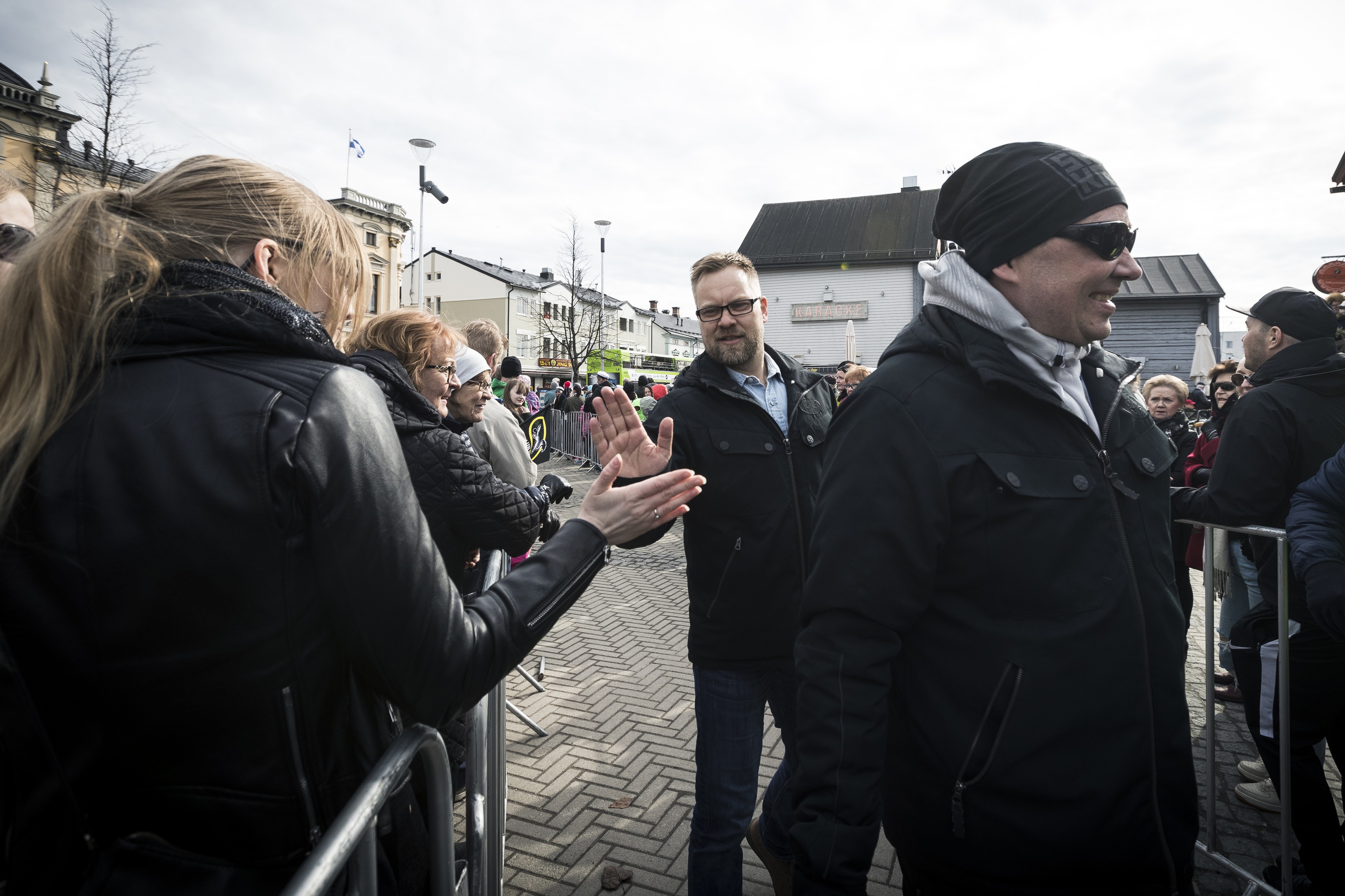 Kärppien päävalmentaja Mikko Manner paiskasi kättä paikalle saapuneiden oululaisten kanssa. 