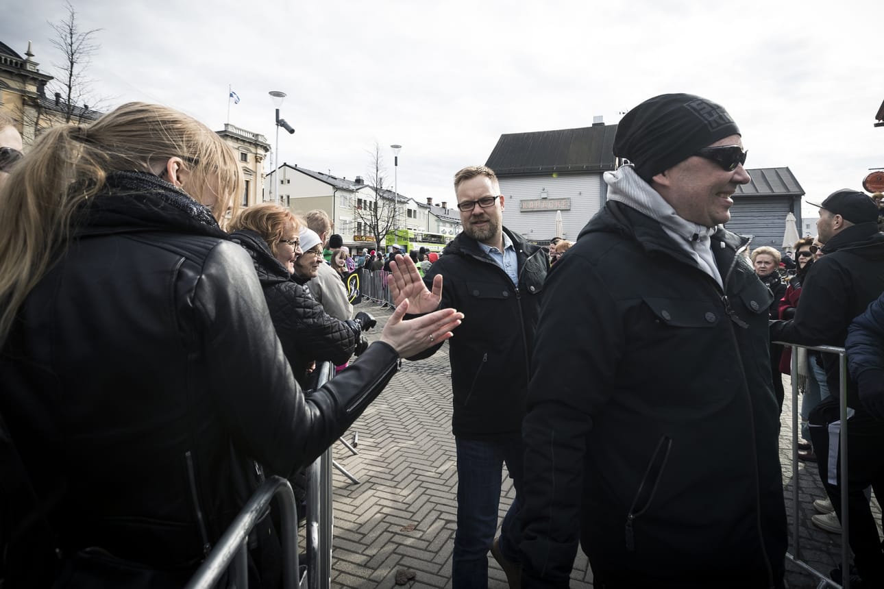 Kärppien päävalmentaja Mikko Manner paiskasi kättä paikalle saapuneiden oululaisten kanssa.