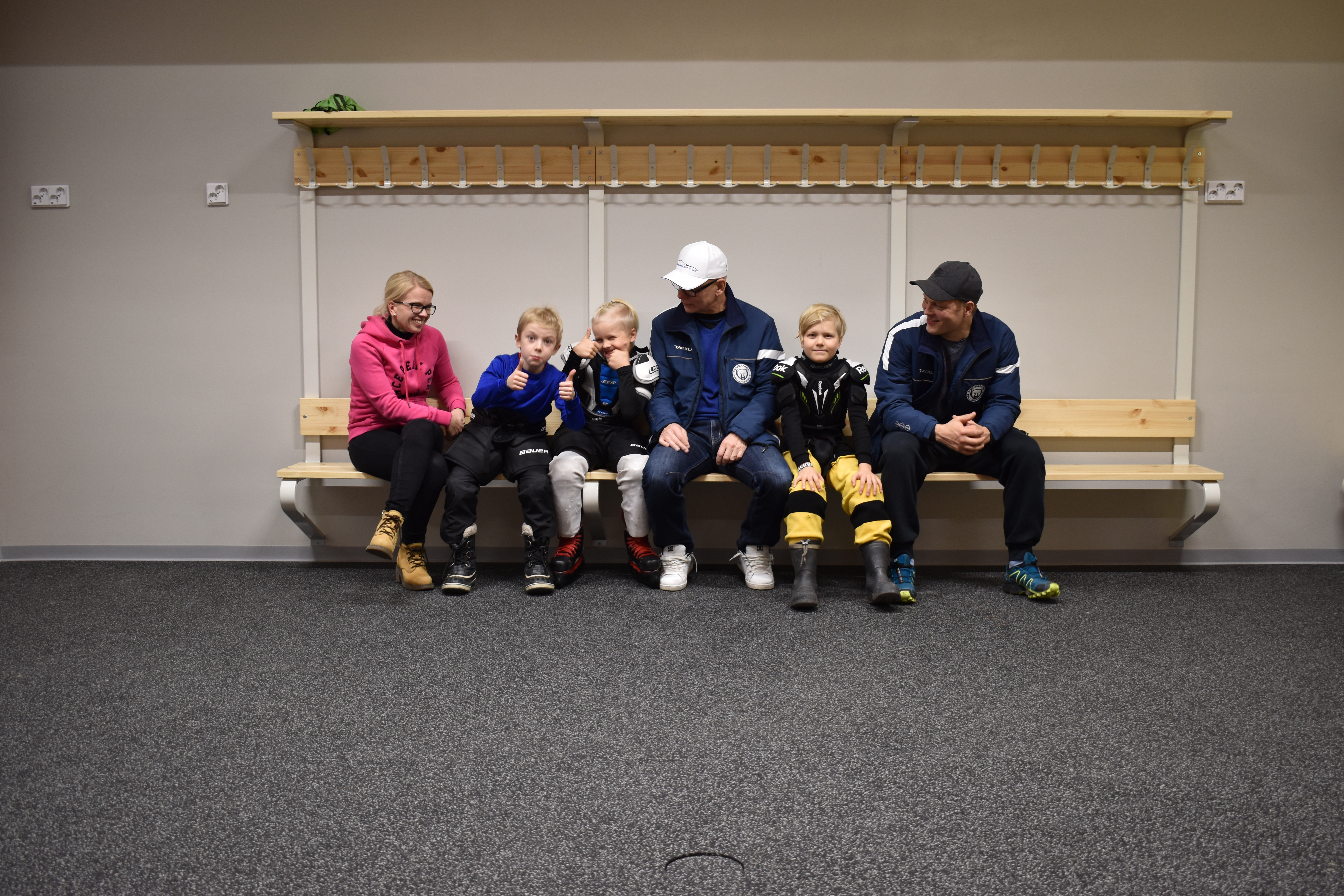 Sanna Loukusa, Tuukka Murtovaara, Toivo Loukusa, Allu Ohtamaa, Luukas Mikkonen ja Jussi Loukusa yhdessä monista hallin isoista pukuhuoneista.