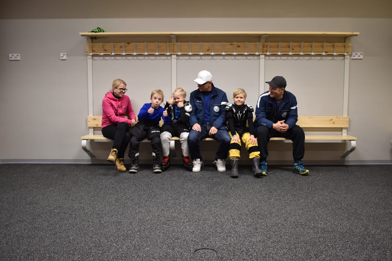 Sanna Loukusa, Tuukka Murtovaara, Toivo Loukusa, Allu Ohtamaa, Luukas Mikkonen ja Jussi Loukusa yhdessä monista hallin isoista pukuhuoneista.