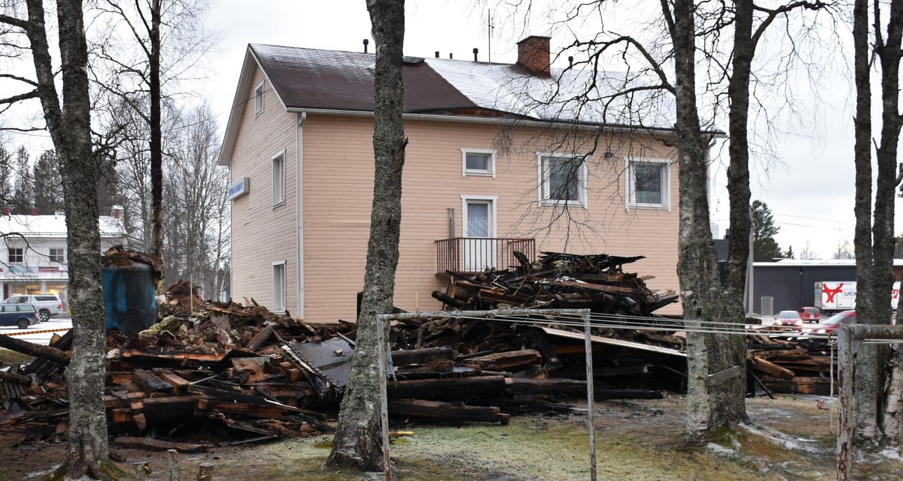 Vanha pihasaunarakennus tuhoutui tulipalossa Posiontiellä Posion keskustassa keskiviikkoa vasten yöllä. Osuuspankin liikekiinteistö ja Kitkan Sähkön talo (taustalla) säästyivät.