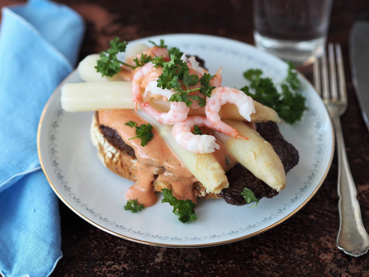 Ylelliseen oskarinleipään kuuluu perinteisesti säilykeparsa, mutta halutessasi voit vaihtaa sen höyrytettyyn vihreään tankoparsaan.
