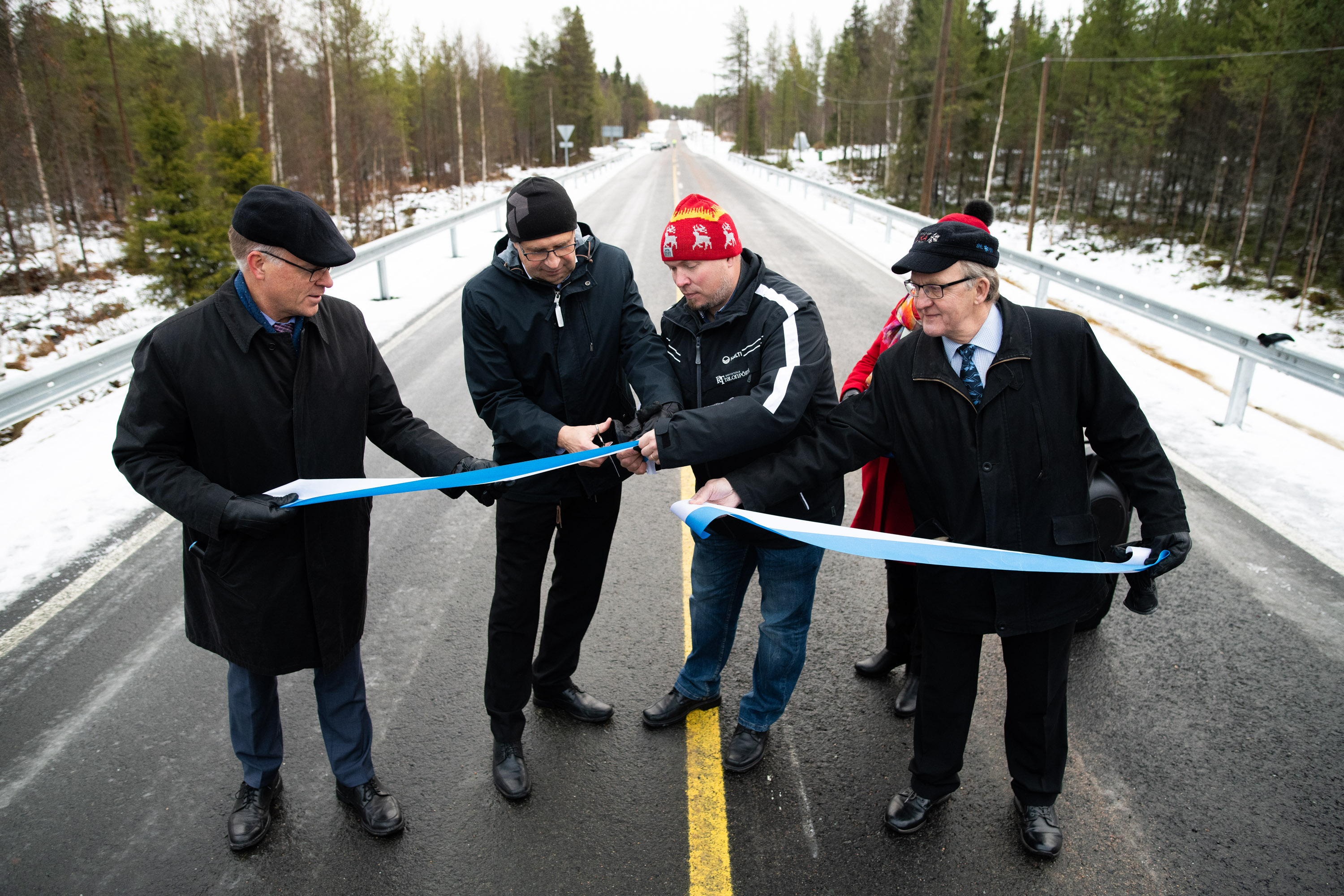 <p>Jouko Manninen, Risto Leppänen, Mika Määttä, Ulla Parviainen ja Tuomo Hänninen avasivat uuden, uljaan Liikasenvaarantien virallisesti liikenteelle.</p>