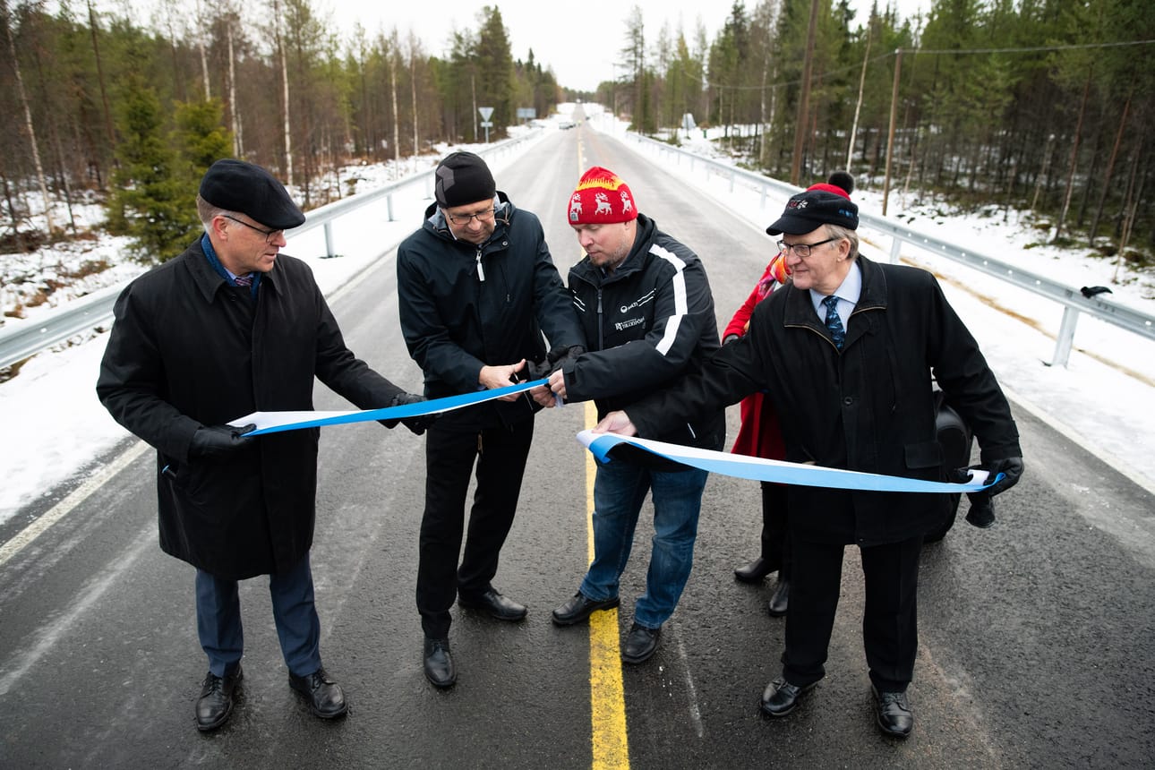 Jouko Manninen, Risto Leppänen, Mika Määttä, Ulla Parviainen ja Tuomo Hänninen avasivat uuden, uljaan Liikasenvaarantien virallisesti liikenteelle.