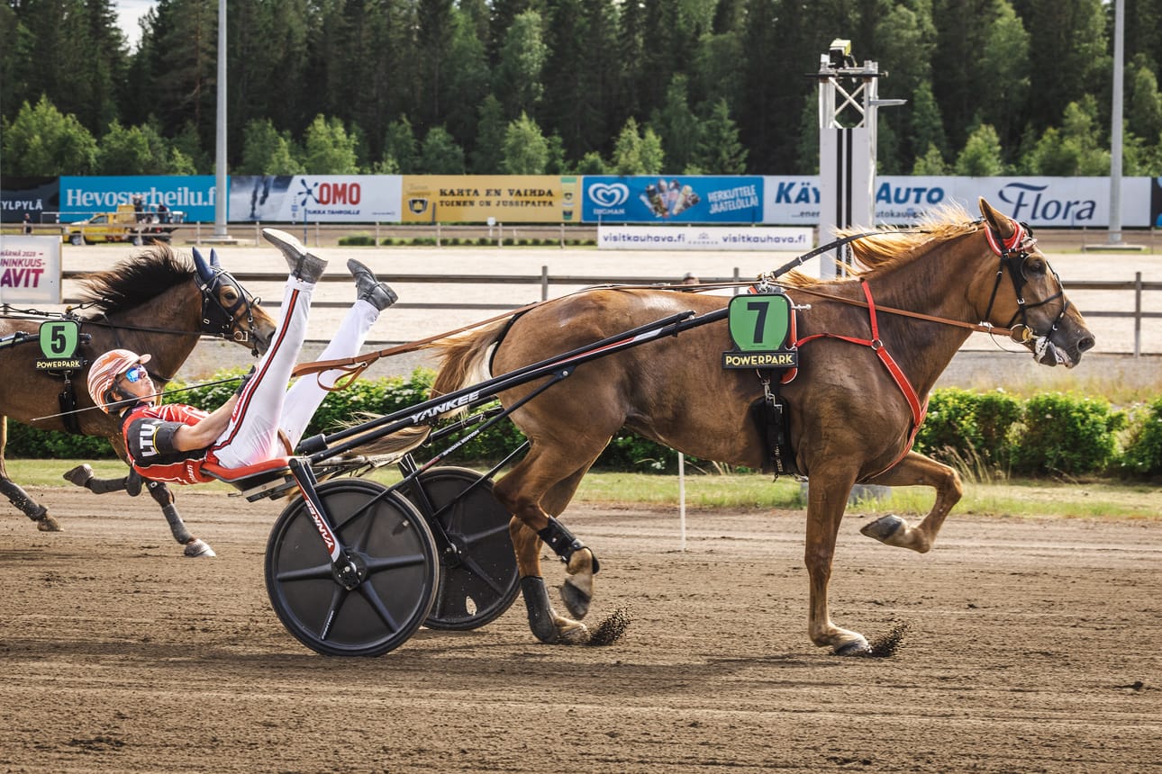 Santtu Raitala tuuletti maaliviivalla näyttävästi, kun hänen omistama, valmentama ja ajama Jockas Rita kiri Nordic Queen -lähdön voittoon.