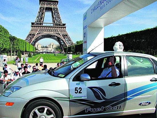 Vetyautojen markkinoille astumisen yksi suurista jarruista on polttoaineverkoston luominen. Itse vedyn tankkaaminen on lastenleikkiä, eikä säiliön täyttäminen kestä kuin 3-5 minuuttia.