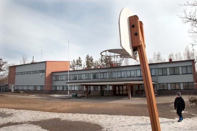 Alvarin koulun paikalle on valtuuston hyväksymässä kaavassa suunniteltu iso pelialue, joka palvelisi myös päiväkodin väkeä. KUVA: KAROLIINA SYRJÄ