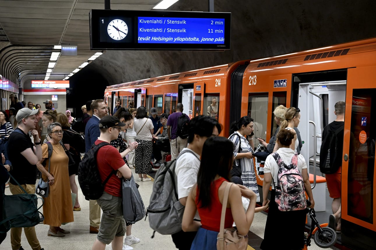 Helsingin metroliikenne voi ruuhkautua tänään myös iltapäivällä. LEHTIKUVA / Markku Ulander