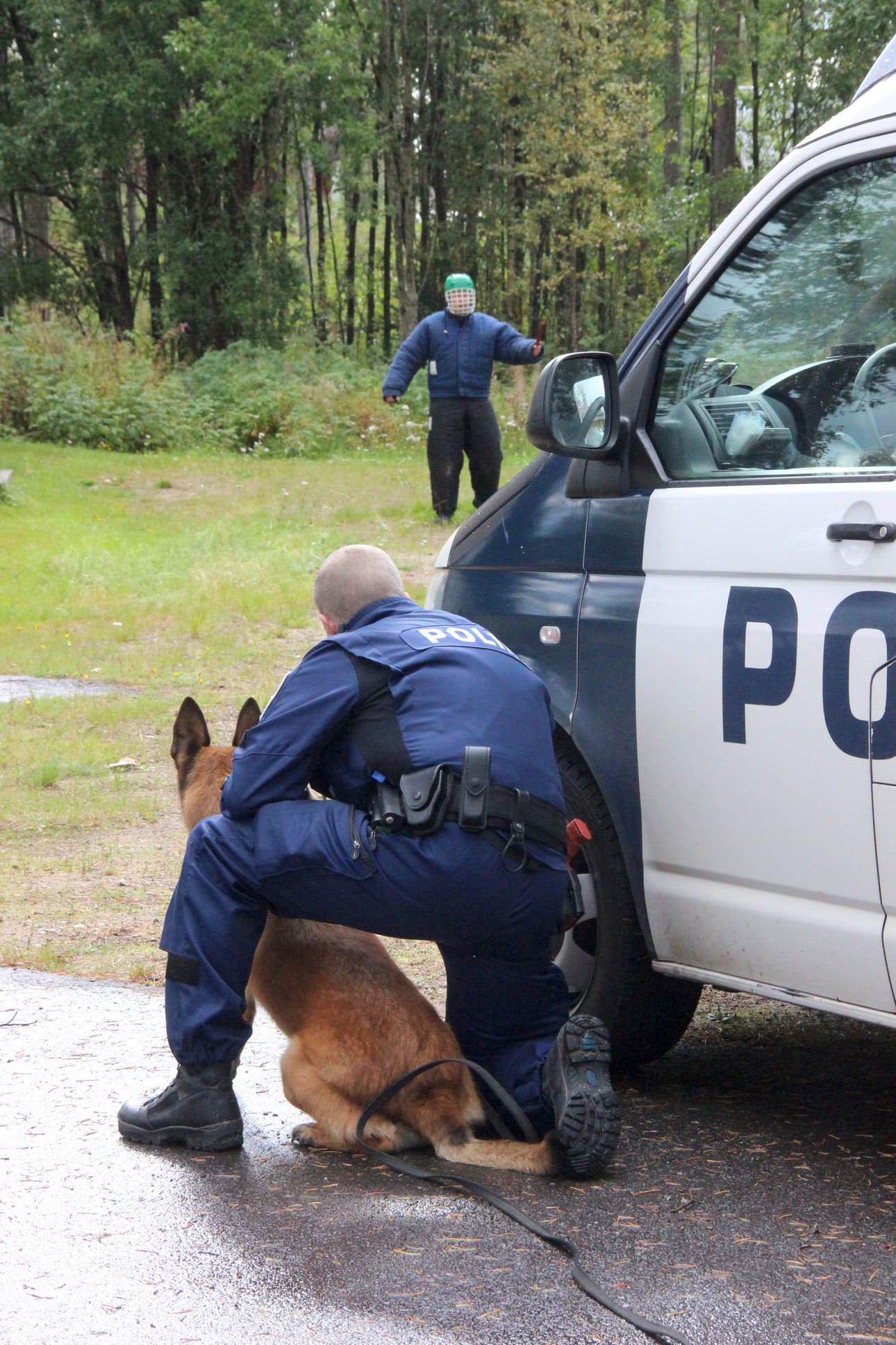 Poliisin toiminta on monipuolista. Tässä esitellään poliisikoiratoimintaa pari vuotta sitten Pudasjärvellä.
