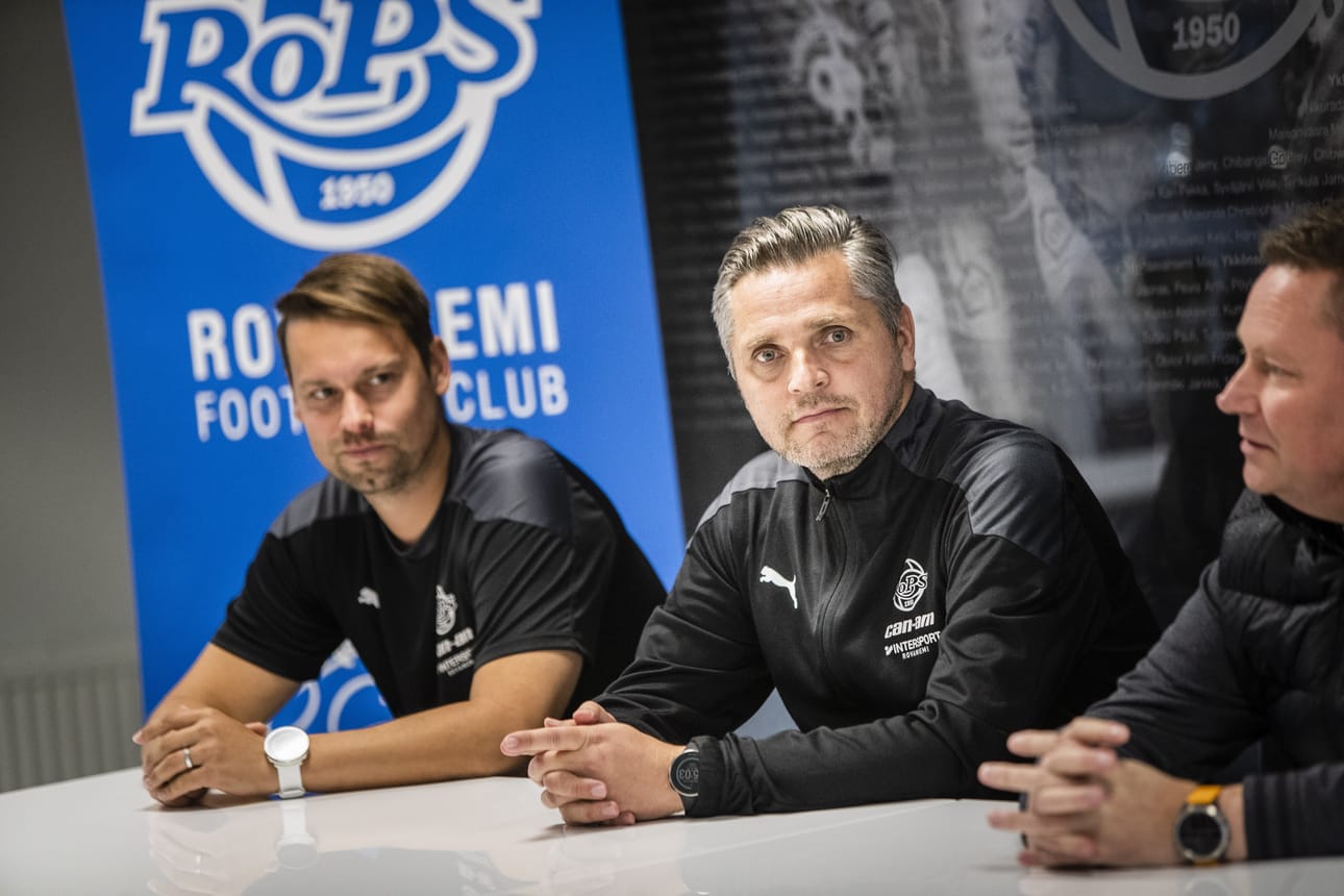 RoPSin uusi päävalmentaja virallistettiin. HJK-lähtöinen Mikko Mannila on Rovaniemen Palloseuran miesten edustusjoukkueen uusi päävalmentaja. Vasemmalla uusi apuvalmentaja Aleksi Tanner ja oikealla toimitusjohtaja Risto Niva.