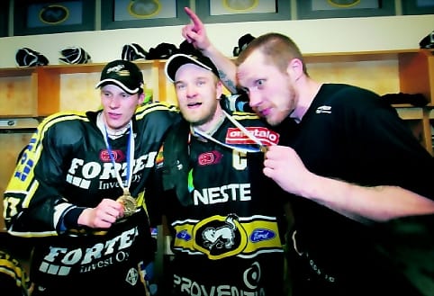 Yöösvitja. Mika Pyörälä - Jari Viuhkola - Hannes Hyvönen oli yhtä hymyä.