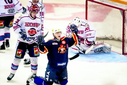 Tuuletus. Petri Pakaslahti juhlii 4-3-johtomaaliaan.