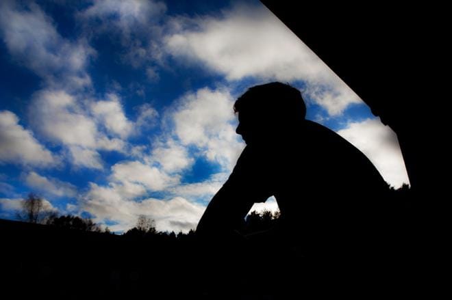 Nimettömien narkomaanien kokouksiin saapuu ihmisiä, jotka haluavat lopettaa huumeidenkäytön. Kaikilta se ei kuitenkaan onnistu. Arkistokuva: Eetu Sillanpää.