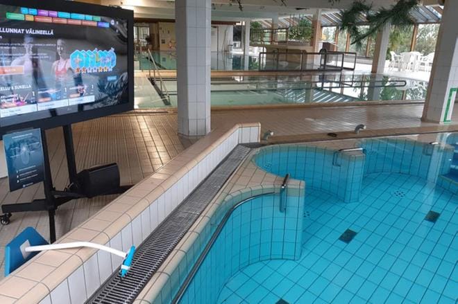 Ähtärin uimahallin käyttäjät pitävät virtuaaliohjattua vesijumppaa niin hyvänä palveluna, että sellainen on kuntalaiskyselyn mukaan saatava uuteenkin uimahalliin. Kuva: Janne Kujala