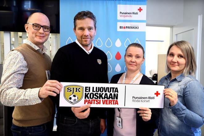 SJK antaa lähivuosina näkyvyyttä verenluovutukselle. Kuvassa SPR:n piirin apulaistoiminnanjohtaja Tero Hintsa, SJK:n Joni Vesalainen sekä Anu Keisala ja Tiia Kujanpää SPR:n Veripalvelusta. KUVA: JOUKO HÄNNINEN.