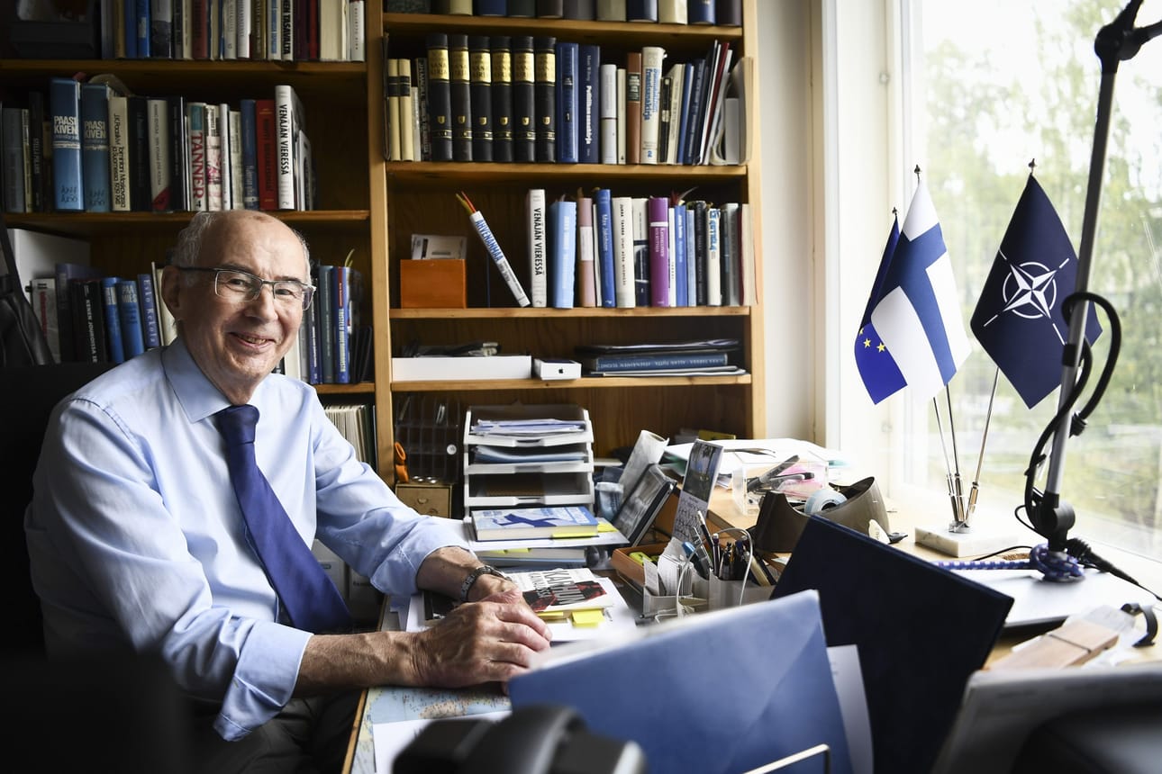 Jukka Tarkan kirjoituspöytä kotona on edelleen aktiivisessa käytössä.