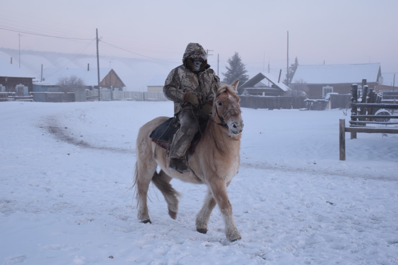 <p>Töhtyr, jossa toimittaja Jussi Konttinen perheinee asui, kuuluu alueeseen, jonka ilmasto on yksi maailman ankarimmista. Poroja ei alueella ole, mutta Jakutianhevoset viihtyivät ulkona kesät talvet.</p><p>Konttisen perheen lapset tarkenivat ulkoilla kovillakin pakkasilla kotimaisissa vaatteissaan parikymmentä minuuttia kerrallaan, kun alla oli tarpeeksi monta välikerrosta.</p>