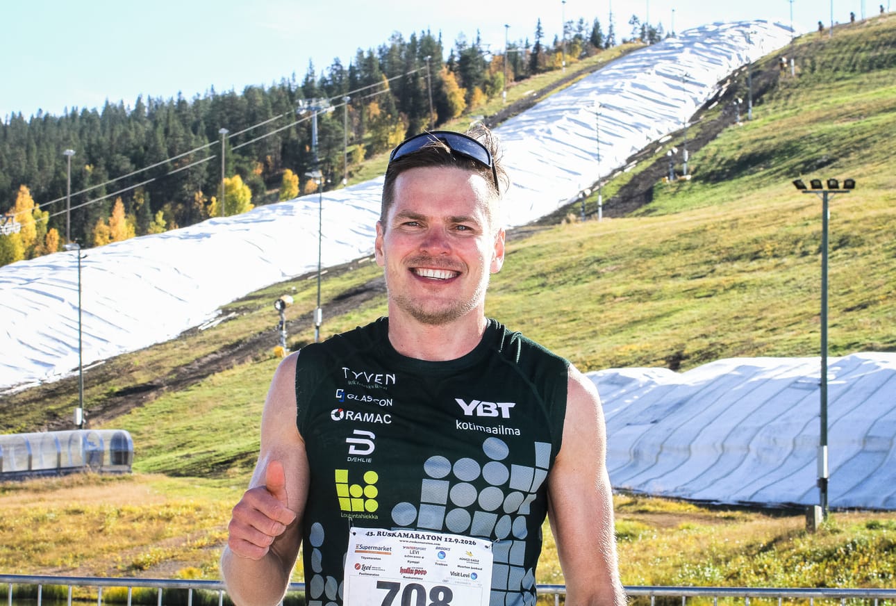 Rovaniemeläinen Ari Luusua tuuletteli Levillä puolimaratonin voittoa. Taustalla näkyvät lumivarastot, jotka levitetään jo kolmen viikon kuluttua Luusuan ja muiden suksenkuljettajien hiihdettäväksi.