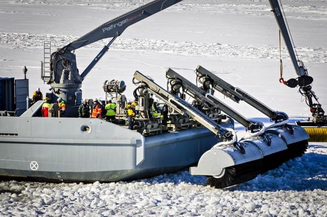 Kuvan Louhi-aluksella öljynkeräysharjoja on kolme kappaletta. Turvalle on tulossa vastaavanlaisia laitteita kaksi. Kuva on vuodelta 2015 Kemistä öljyntorjuntaharjoituksesta. Kuva: Nina Susi