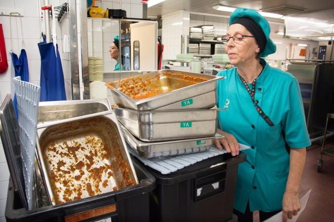 Maanantaina koulussa oli tarjolla bolognesekastiketta. Ruokapalveluesimies Marja Ilomäen mukaan osa oppilaista on aina tyytymätön kouluruokaan, mutta tänä syksynä negatiivista palautetta on tullut tavallista enemmän. KUVAT: KAROLIINA SYRJÄ
