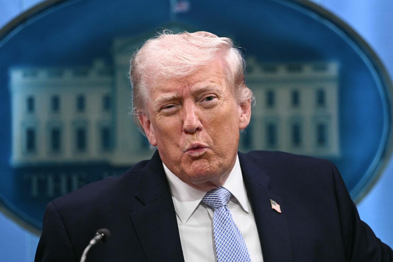 Presidentti Trumpin mukaan hän suostuu kahden viikon aselepoon Iranin kanssa, jos Iran avaa välittömästi sekä "täysin ja turvallisesti" Hormuzinsalmen.