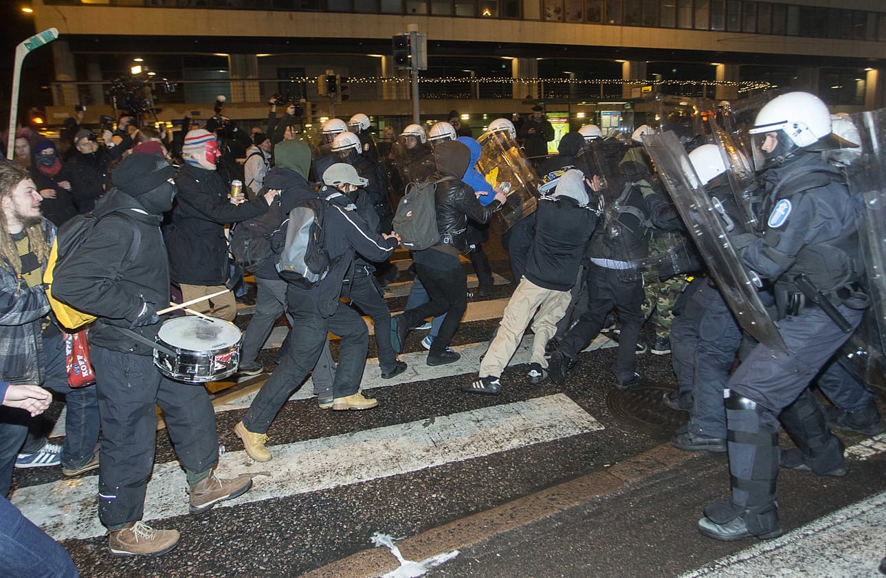 Poliisi varustautuu viime vuotta suuremmalla miehityksellä mielenosoituksiin itsenäisyyspäivänä Helsingissä. Vime vuonna poliisia työllisti Lähiös linnaan -mielenosoitus.
