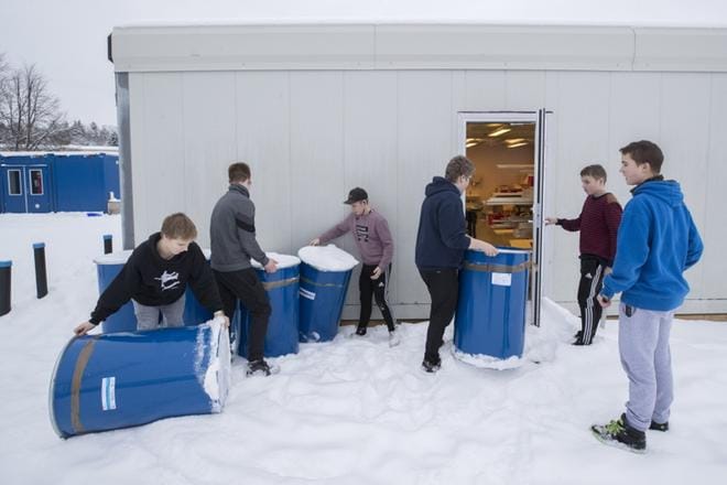 Oppilaat ottavat vastaan Remeolta saatuja tynnyreitä. KUVAT: MINNA ANTILA
