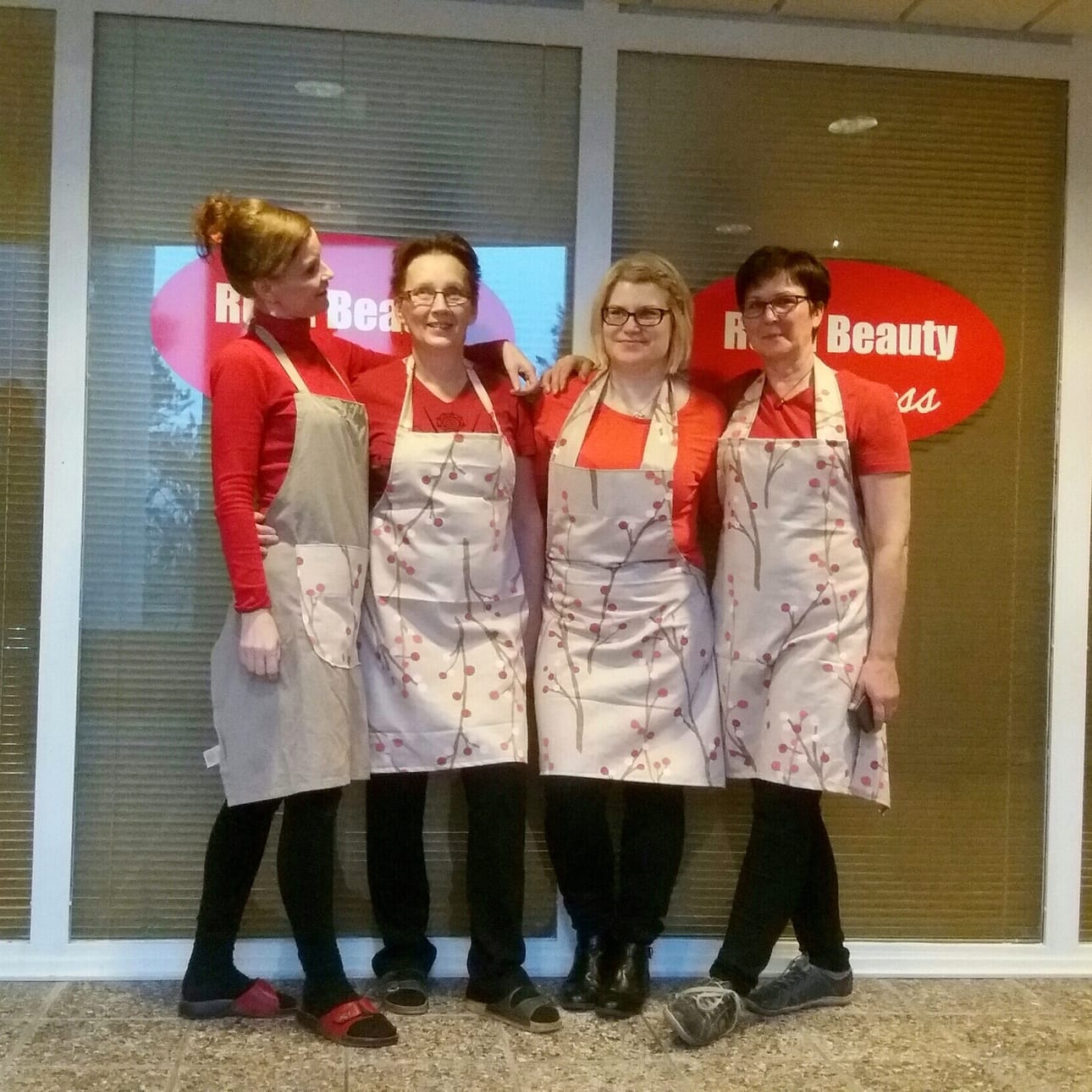 Ruka Beauty & Wellness yrittäjät Sanna Juga (vas.), Katja Matilainen (2.oikealta) ja Irma Sirviö (oik.). Lisäapuna tarvittaessa toimii Päivi Haataja (toinen vasemmalta).