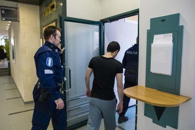 Irak on pyytänyt Suomea luovuttamaan kaksoset kotimaahansa, mutta Suomi ei luovuta henkilöitä maihin, joissa heitä uhkaa kuolemantuomio. Kuva Pirkanmaan käräjäoikeudesta toukokuussa 2017. KUVA: Satumaari Ventelä