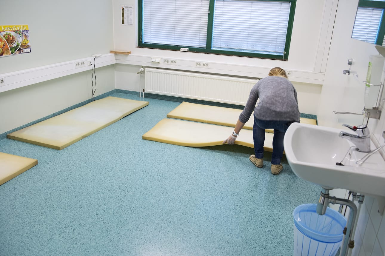 Turvapaikanhakijoita on hätämajoitettu esimerkiksi seurakuntien ja koulujen tiloissa. Vuoden 2015 lopulla turvapaikanhakijoille järjestettiin hätämajoitusta esimerkiksi Tampereella Multisillan koulussa.