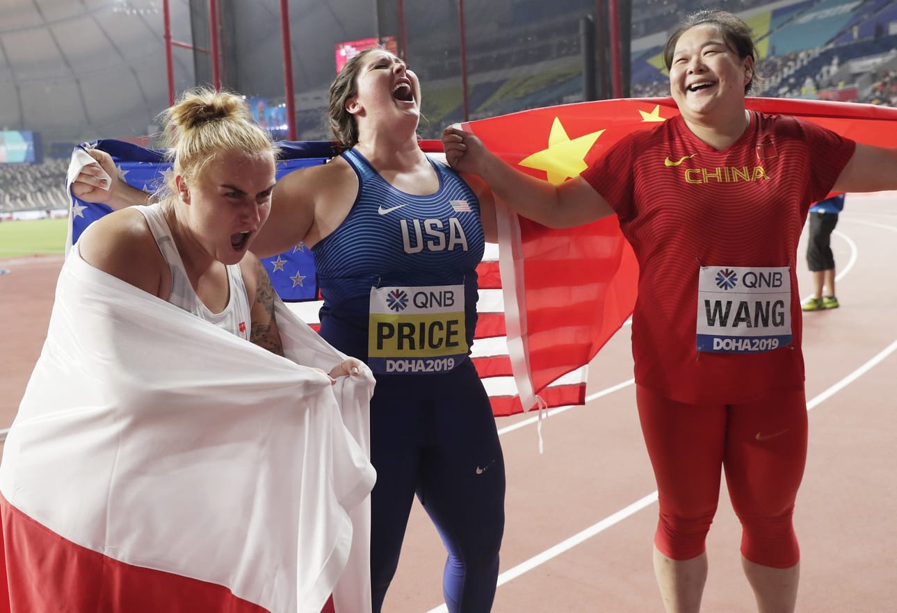 Kultaa voitti DeAnna Price (keskellä). Hopeaa otti Joanna Fiodorow (vas.) ja pronssia Zheng Wang.
