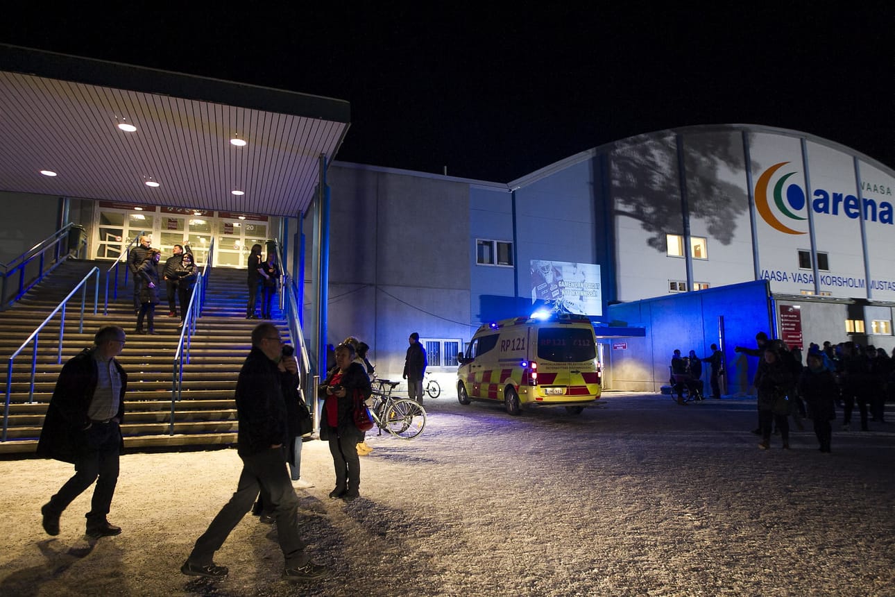 Ihmiset ohjattiin ulos Vaasan jäähallista siellä tapahtuneen onnettomuuden vuoksi.