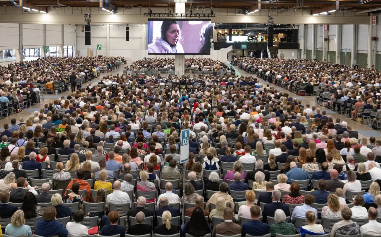 Jehovan todistajien kolmipäiväiseen erikoiskonventtiin osallistui päivittäin yli 20 000 läsnäolijaa.