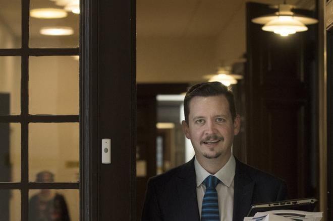 Jari Karjalainen suhtautuu tyynesti 10 miljoonan euron vähentämiseen ensi vuoden talousarvion investointimenoista. ARKISTOKUVA: MINNA ANTILA