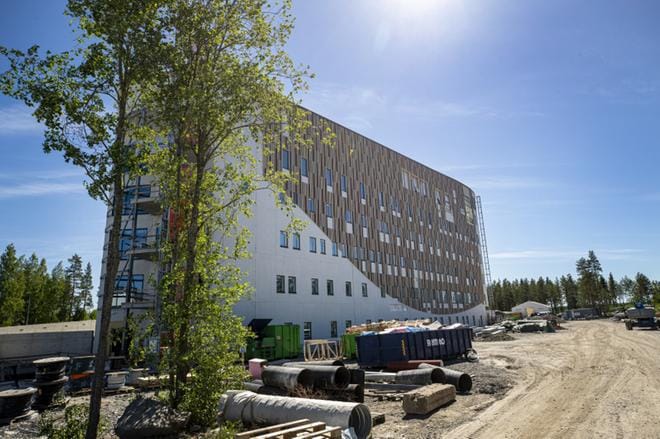 Huhtalan alueelle Seinäjoen keskussairaalan ympäristöön nousevan M-talon ulkomuoto on valittu huolella. Ulkoseinien päälle rakennetaan osittaisena kaksoisjulkisivuna keraaminen sauvarakenne. Kuva: Tanja Korpela
