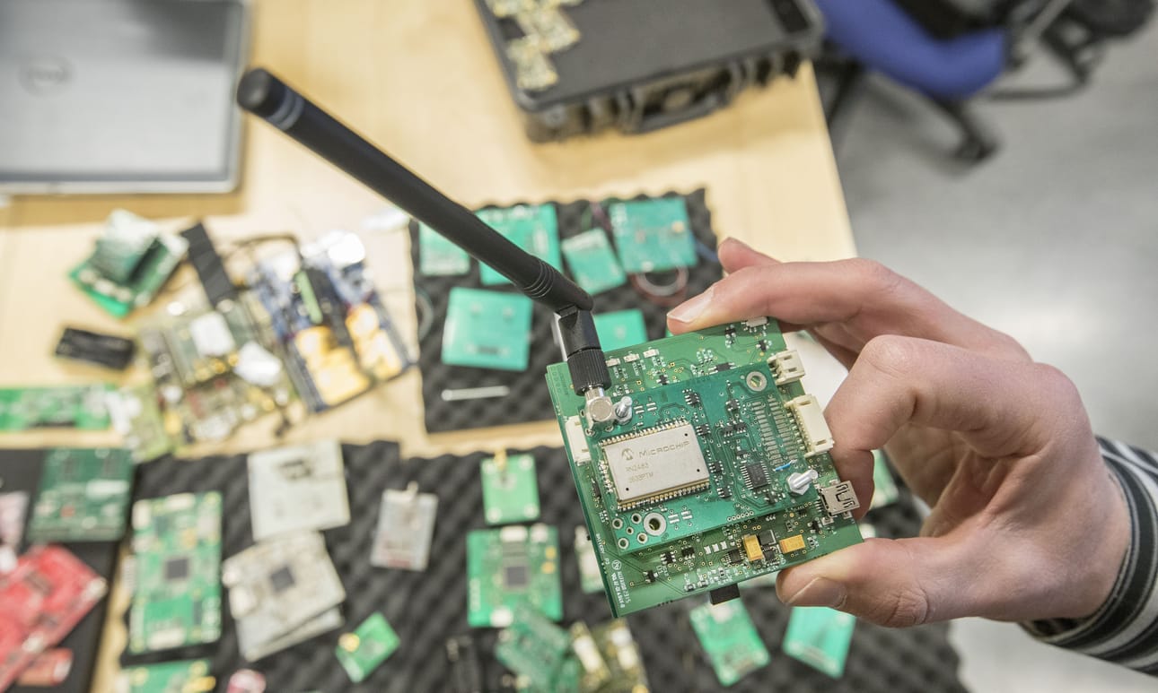 5G mahdollistaa useiden gigabittien sekuntinopeuksia datan siirtoon.