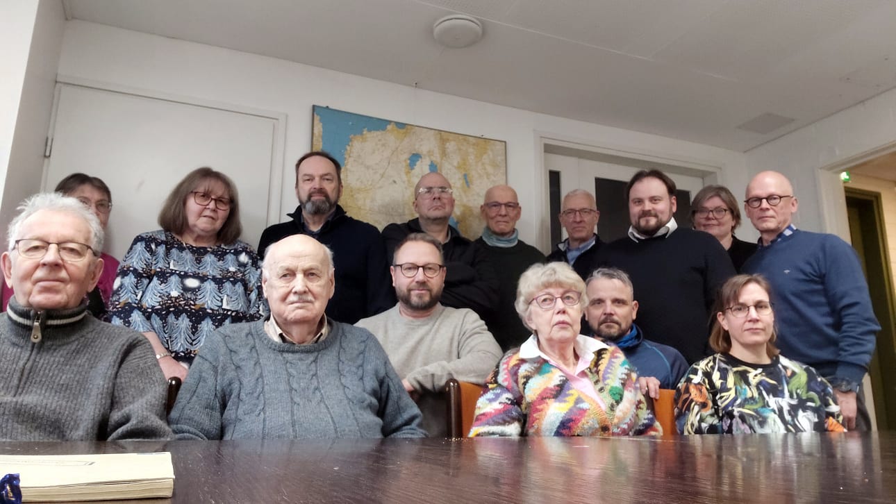 Maanmittauslaitoksen Alajärven toimipisteen nykyinen ja entinen henkilöstö kokoontui yhteen muistelemaan vanhoja hyviä aikoja toimipisteen "hautajaisissa".