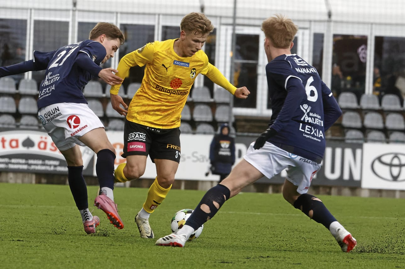 AC Oulun Elias Kallio (27) ja Julius Paananen (6) pitivät KuPS:n Saku Heiskasen pihdeissään.