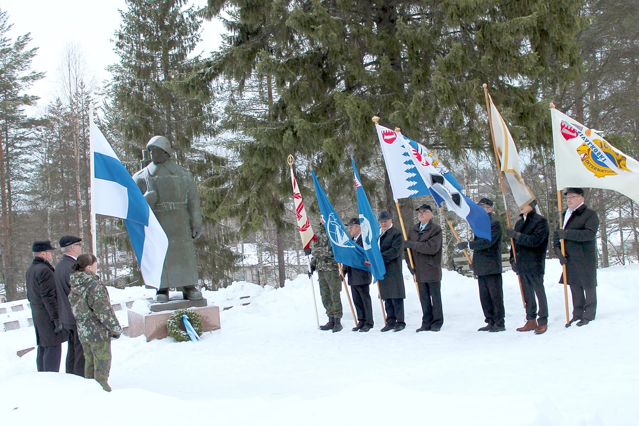 Taivalkoskella seistiin kunniavartiossa sankaripatsaalla.