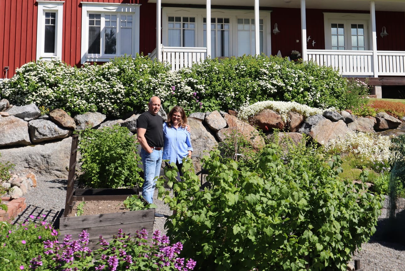 Peter ja Tia Sundvallin puutarhasta löytyy esimerkiksi pioneja, ruusuja ja perennoja, eli monivuotisia talvehtivia koristekasveja. Ylpein Tia on kuitenkin hedelmistään ja marjoistaan.
