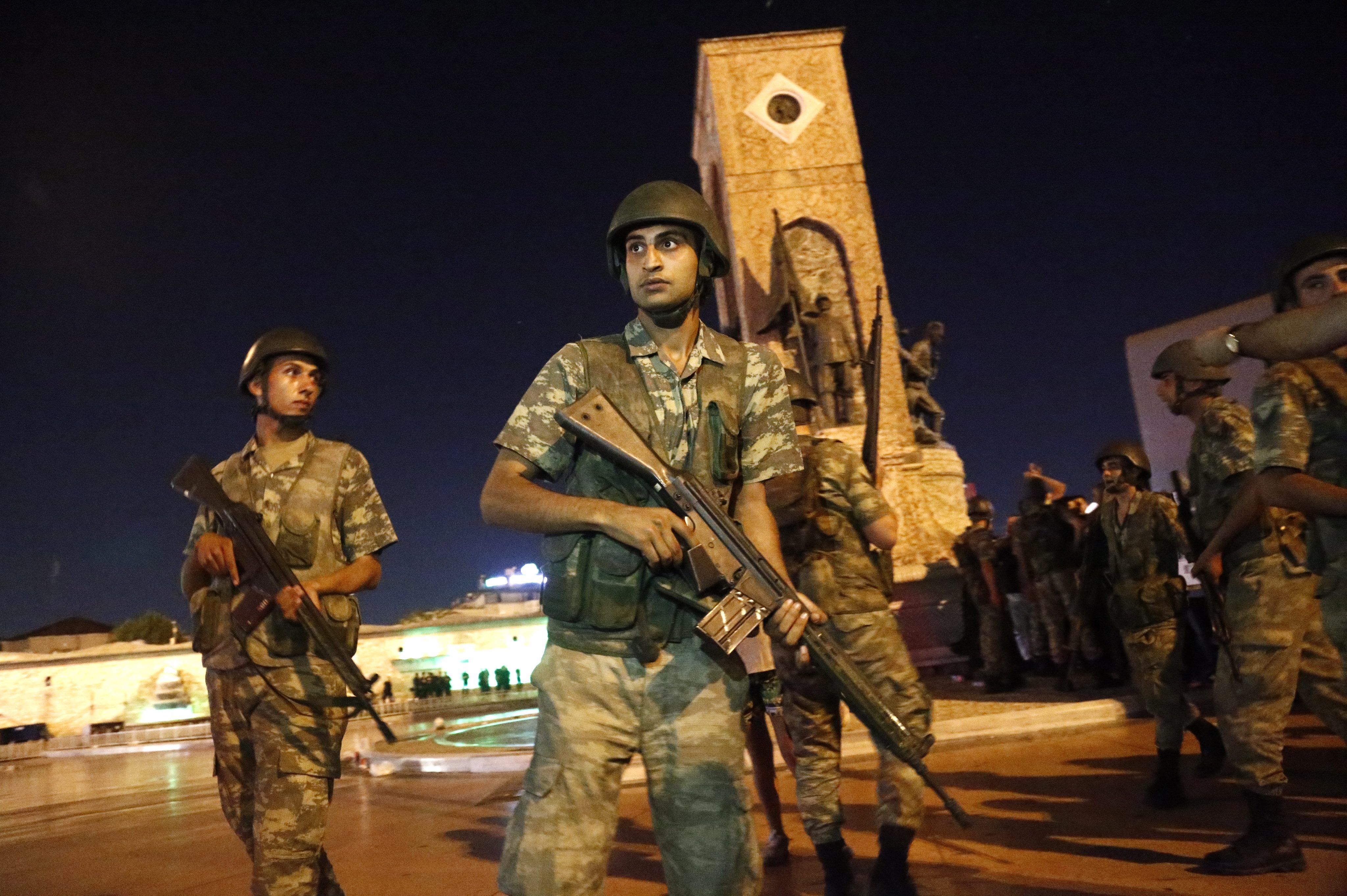 Turkin armeijan sotilaita Taksim-aukiolla Istanbulissa. Armeija määräsi maahan ulkonaliikkumiskiellon.